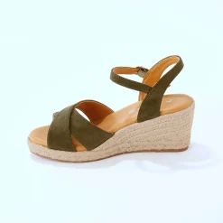 Sandalen met sleehak en gekruiste riempjes