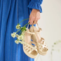 Sandalen met sleehak en gekruiste riempjes