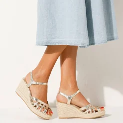 Sandalen met sleehak en gekruiste riempjes