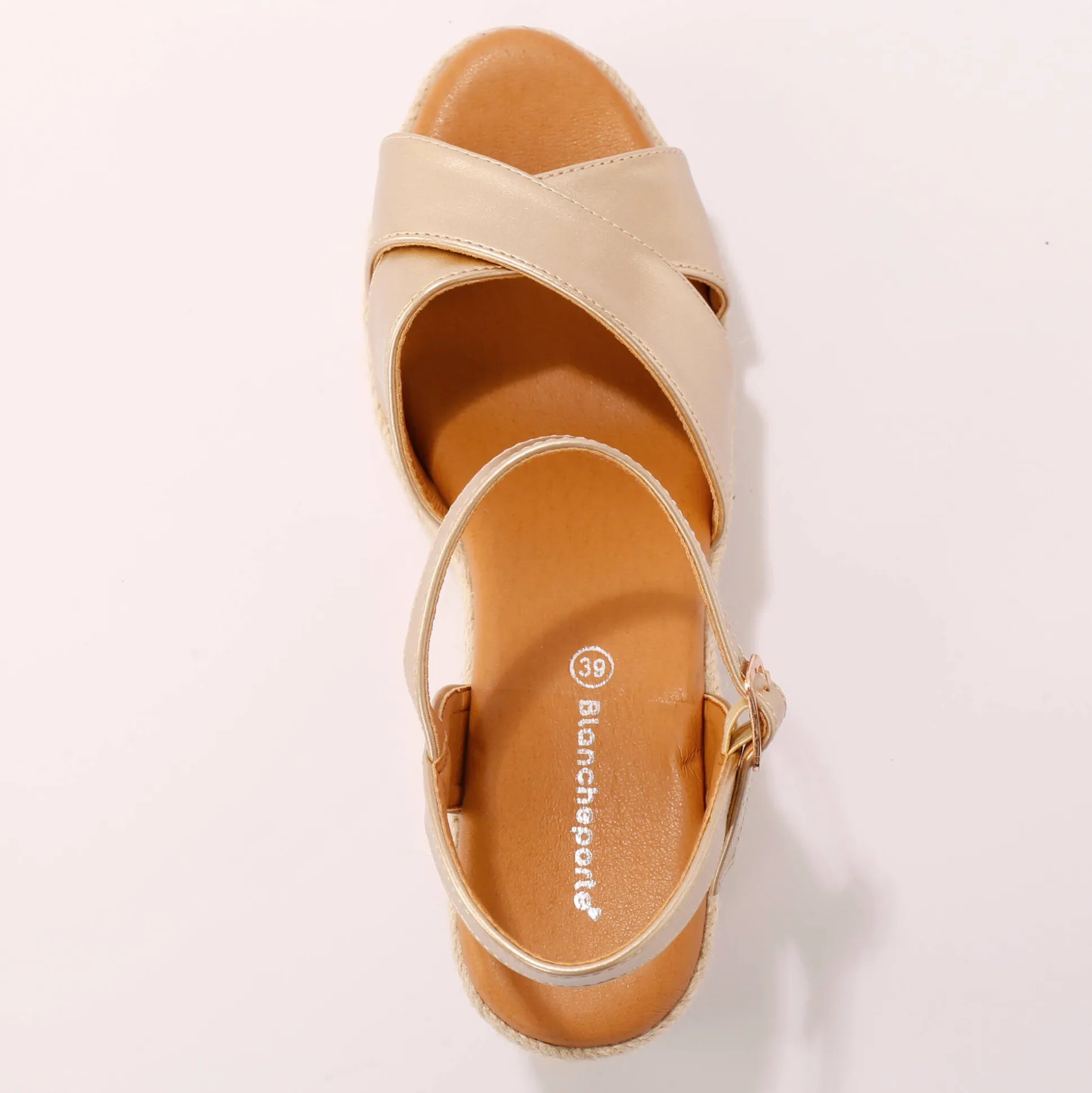 Sandalen met sleehak en gekruiste riempjes