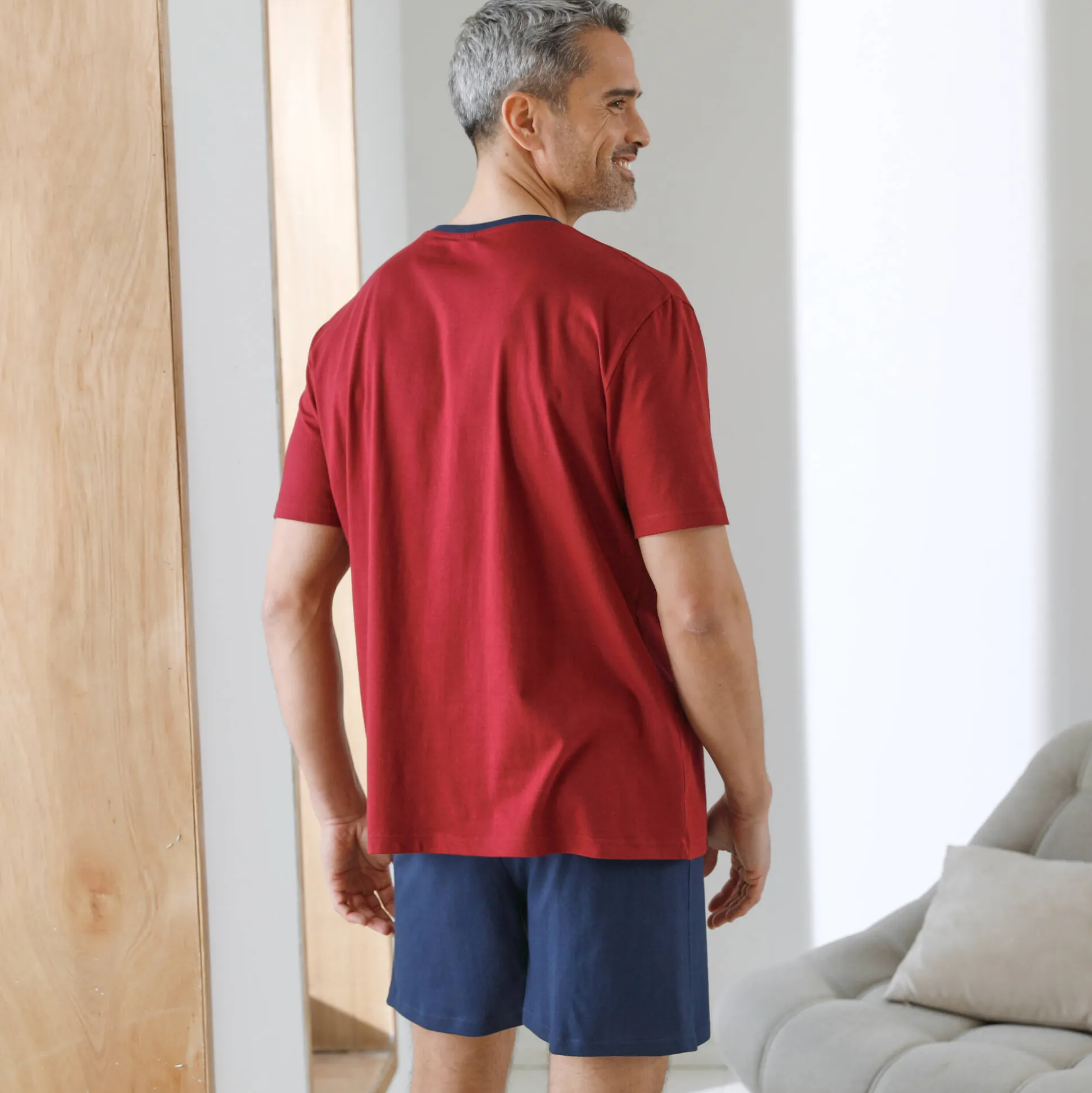 Shortama met contrasterende V-hals en korte mouwen