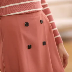 Shortrokje in wikkelstijl met knoopsluiting