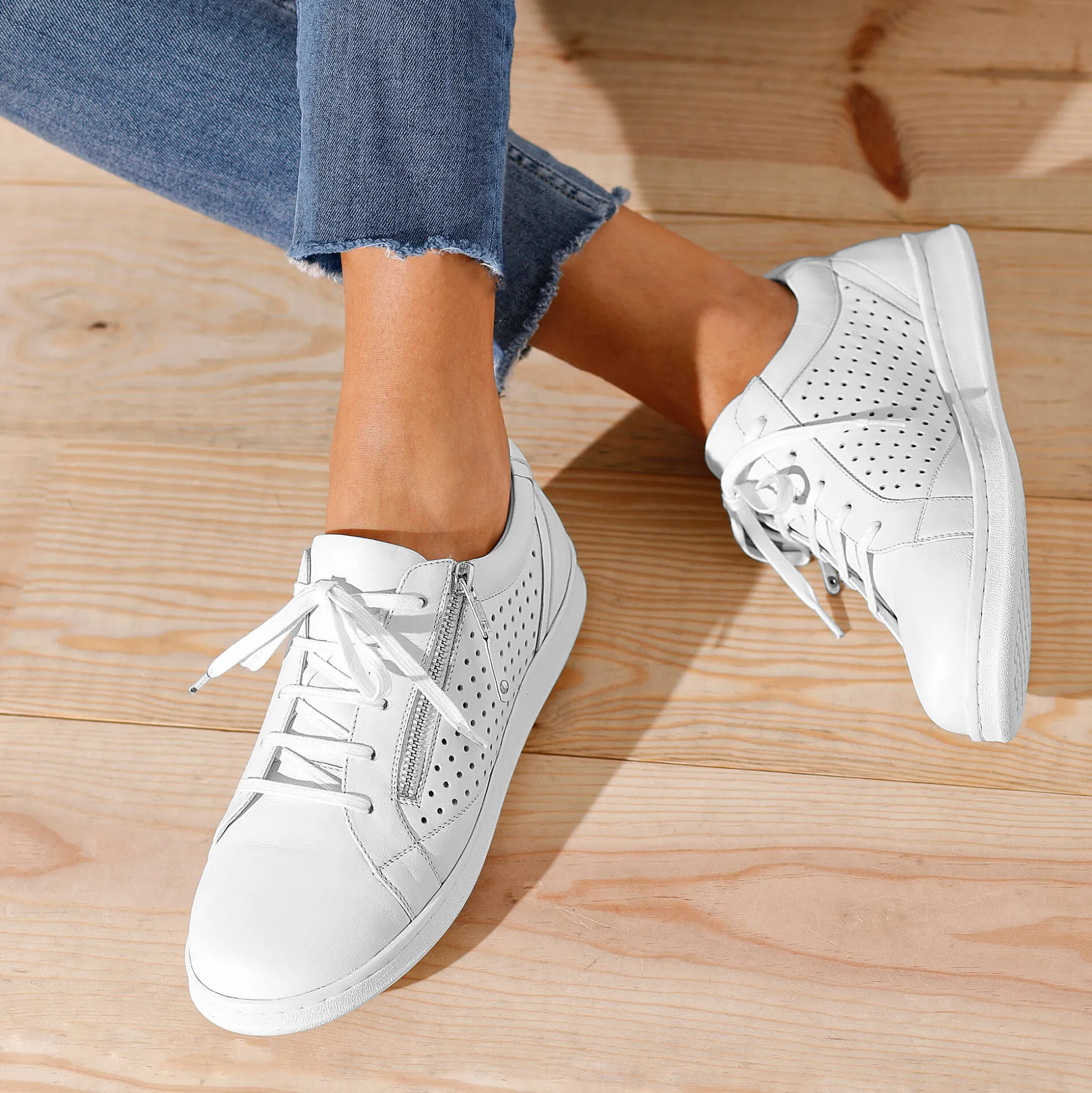 Sneakers in geperforeerd leer met rits