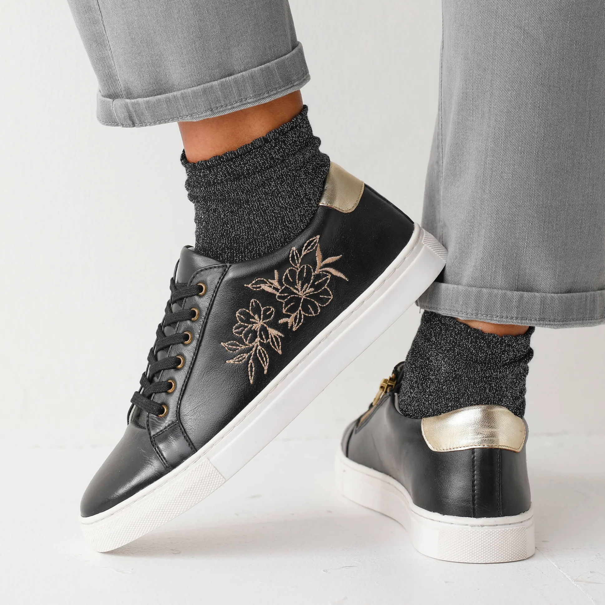 Sneakers met borduursel en rits
