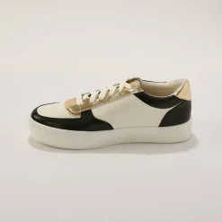 Sneakers met veters
