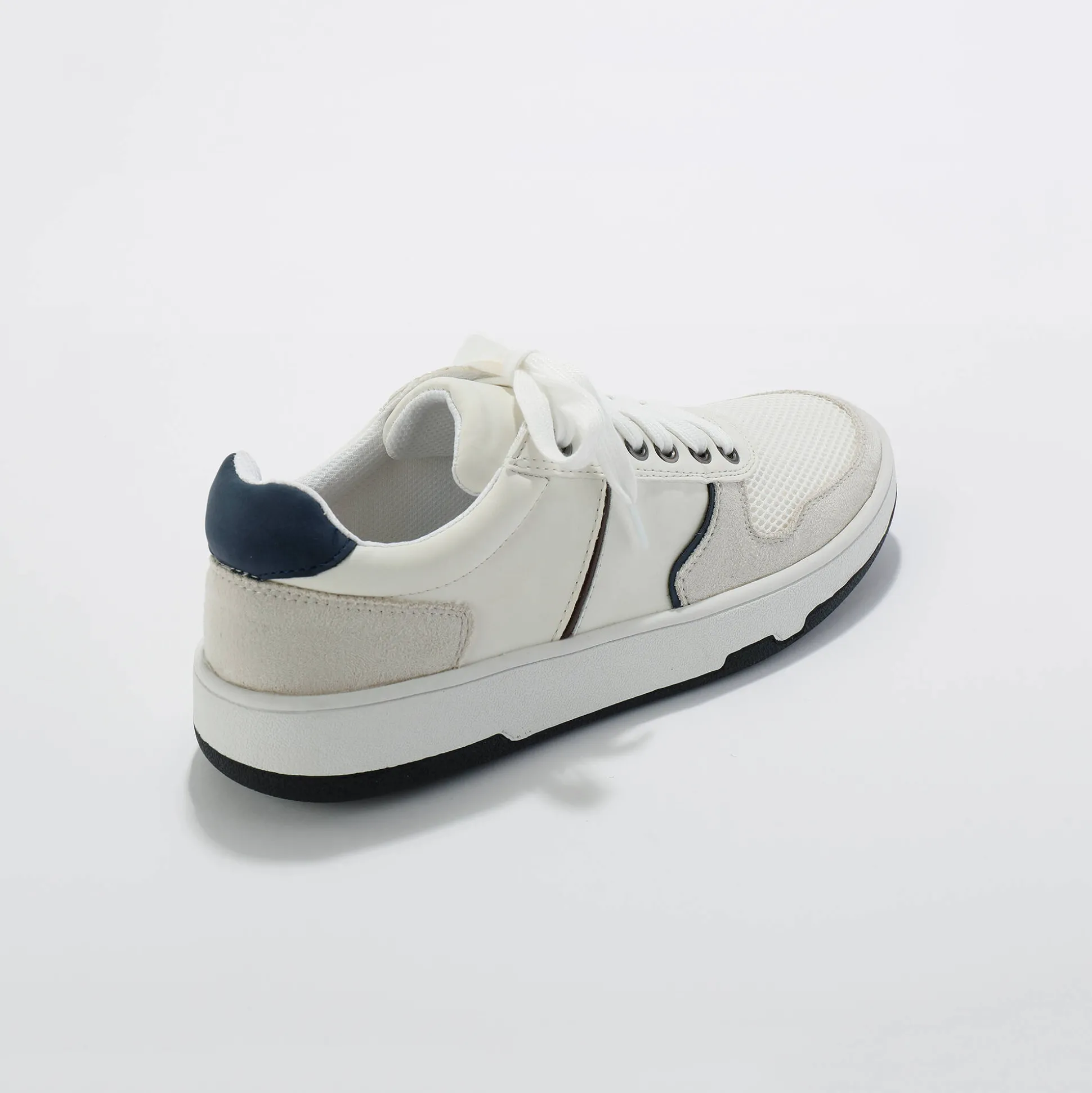Sneakers met veters en contrasterende details