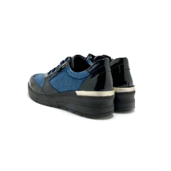 Sneakers met veters in leer en rekbare stof, sleehakje