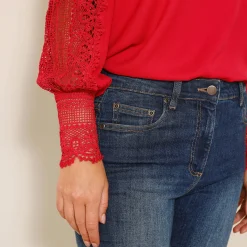 Soepele bloes met V-hals en lange mouwen, in macramé