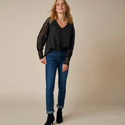 Soepele bloes met V-hals en lange mouwen, in macramé