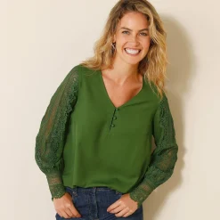 Soepele bloes met V-hals en lange mouwen, in macramé