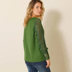 Soepele bloes met V-hals en lange mouwen, in macramé