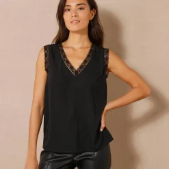 Soepele caraco met V-hals en kant, crêpe van gerecycleerd polyester**