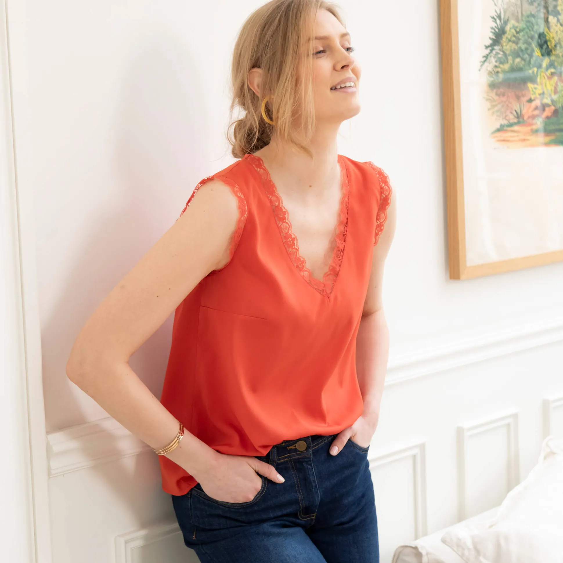 Soepele caraco met V-hals en kant, crêpe van gerecycleerd polyester**