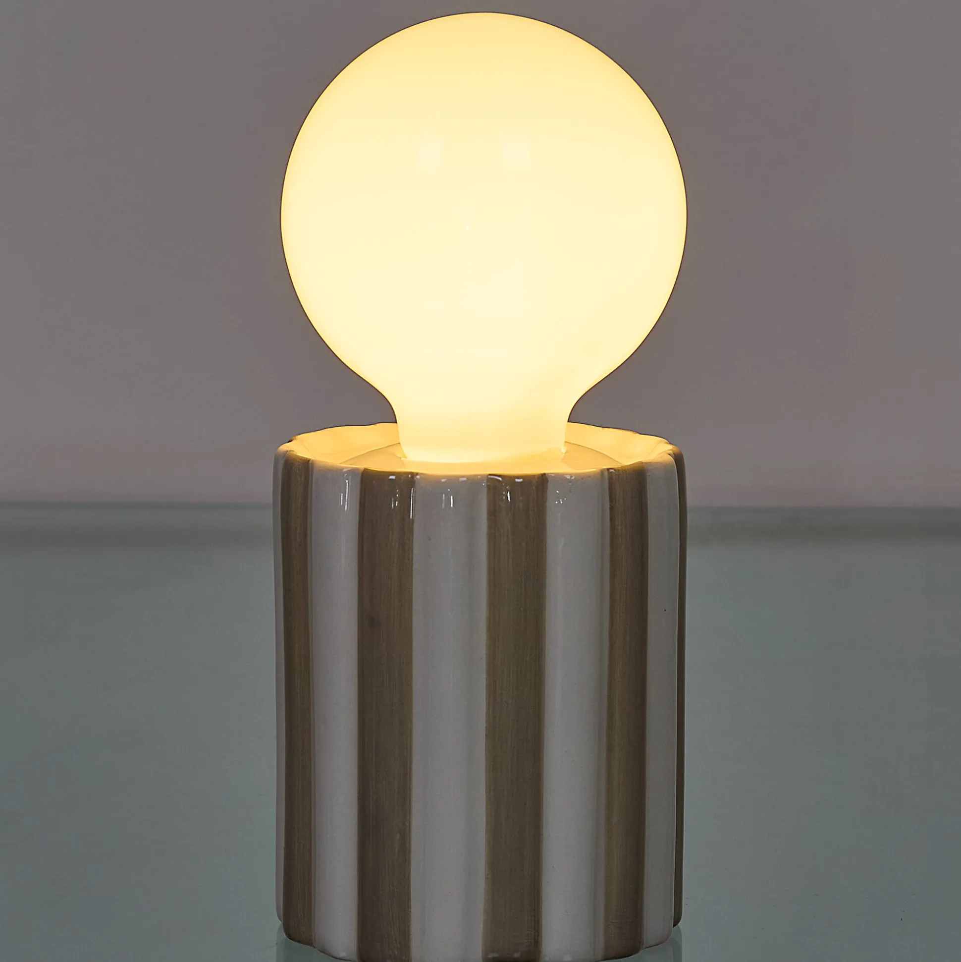Staande ledlamp in keramiek