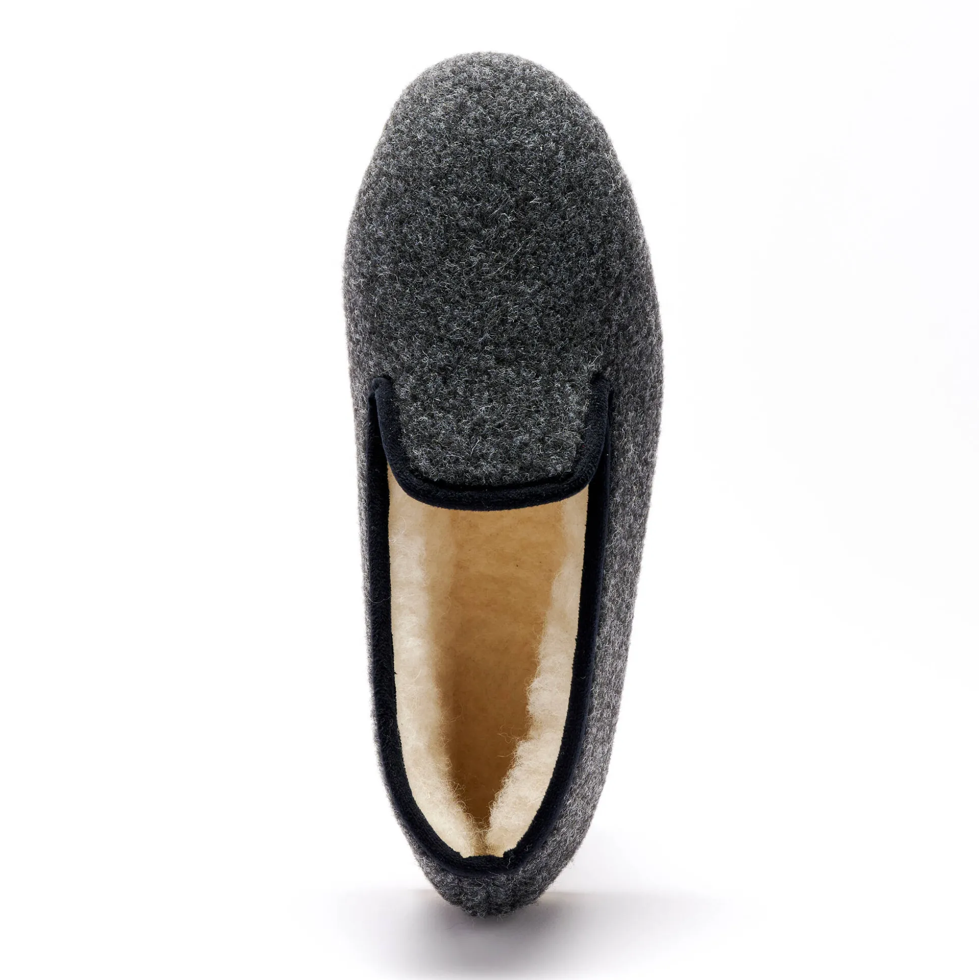 Stille, effen pantoffels met wolvoering