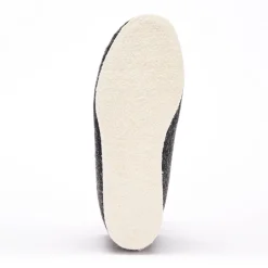 Stille, effen pantoffels met wolvoering