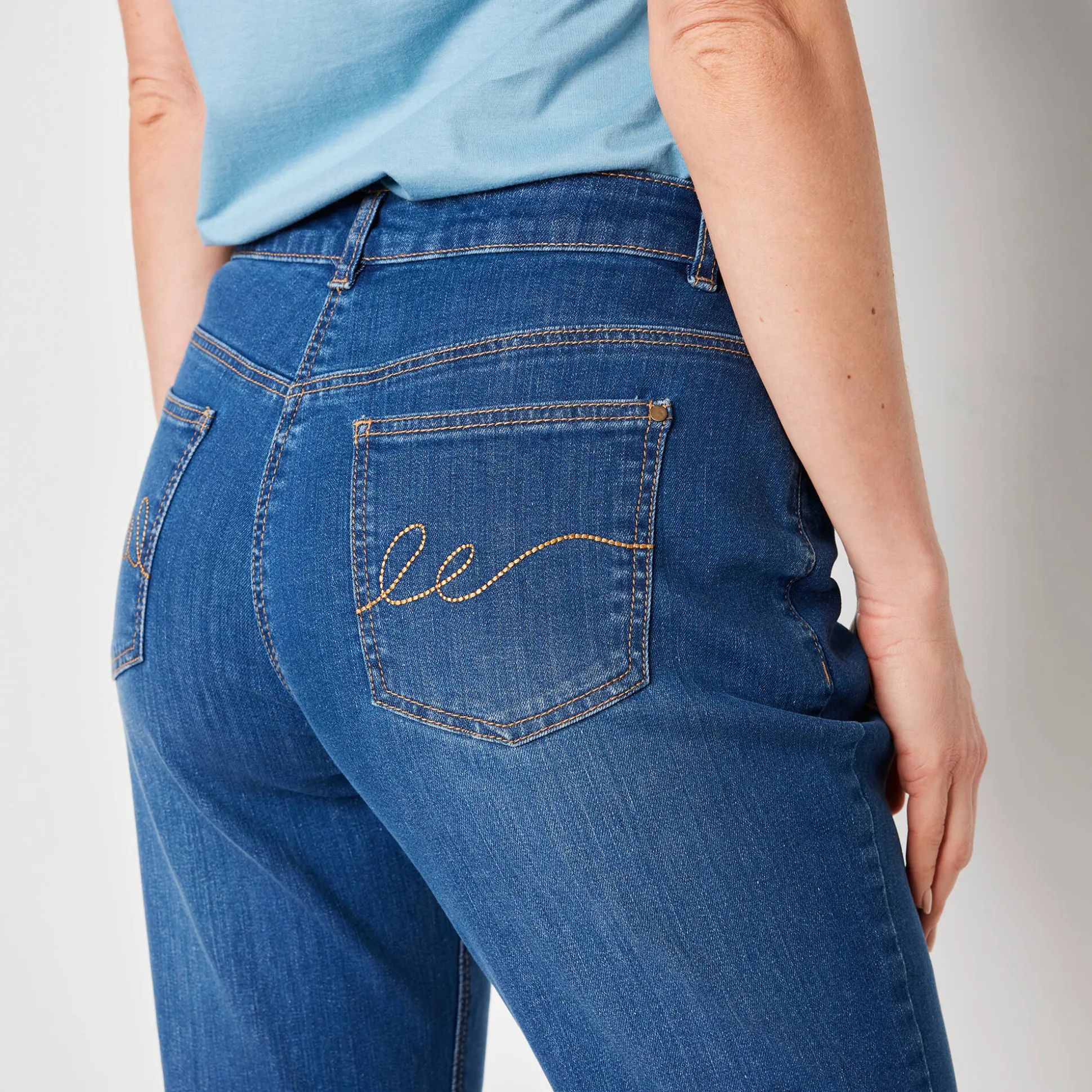 Stretch jeans in 'mom' model