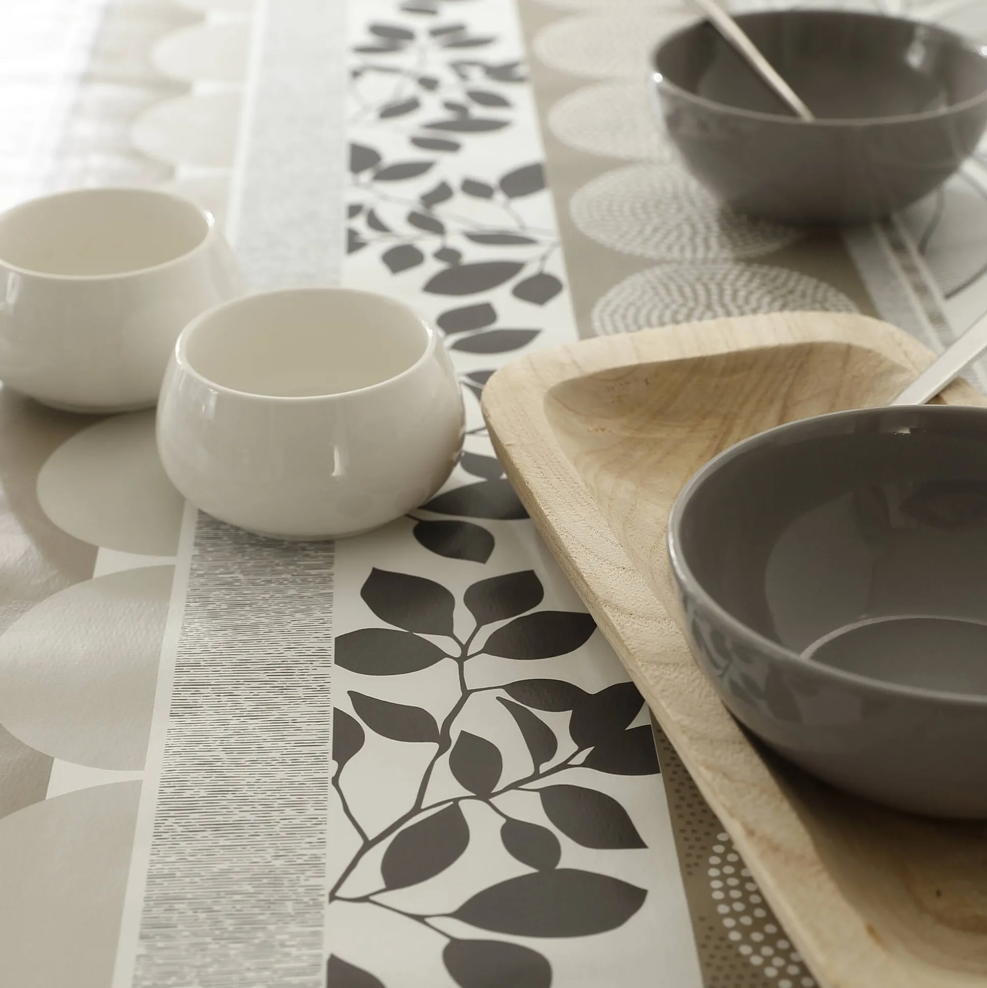 Tafellaken in toile cirée met bladeren- en tafellopereffect