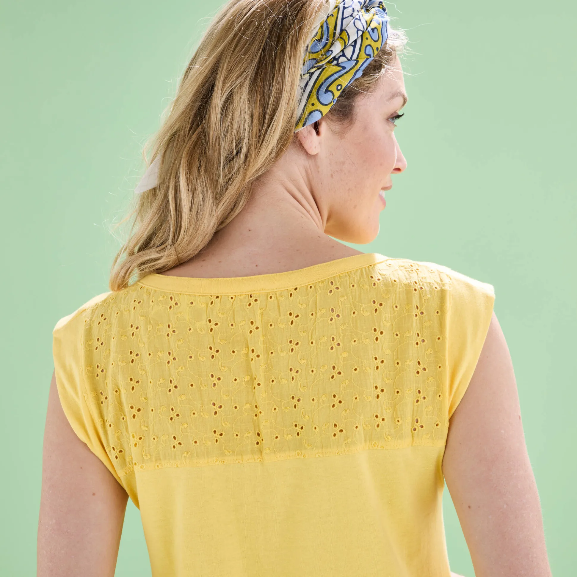 Topje met V-hals, detail in broderie anglaise op de rug