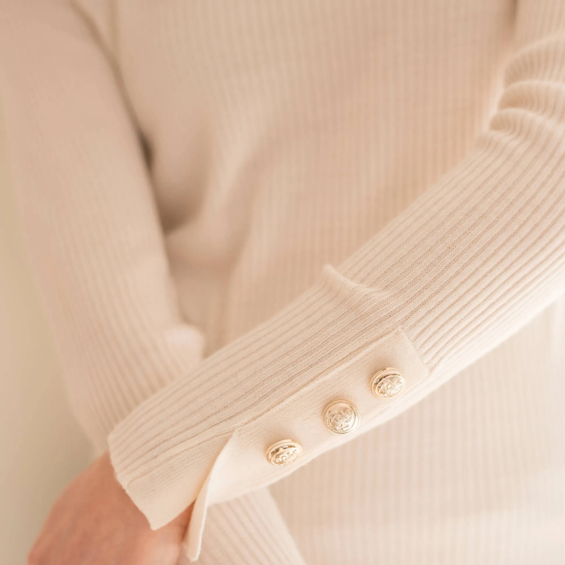 Trui in kouseribbeltricot, met officiersknopen