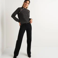 Trui in patenttricot en glanzende draad, met knopen