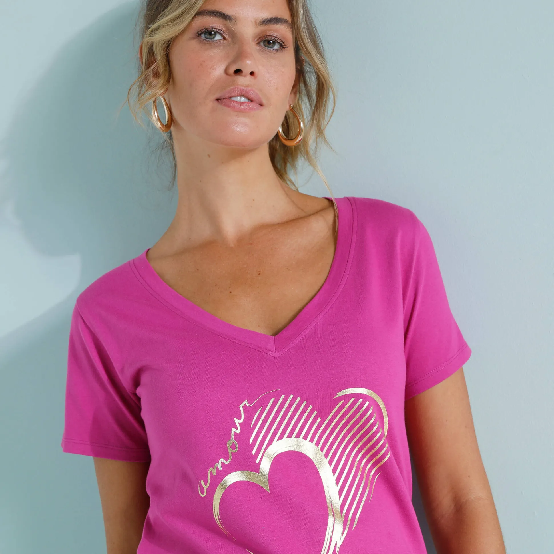 T-shirt col V imprimé doré