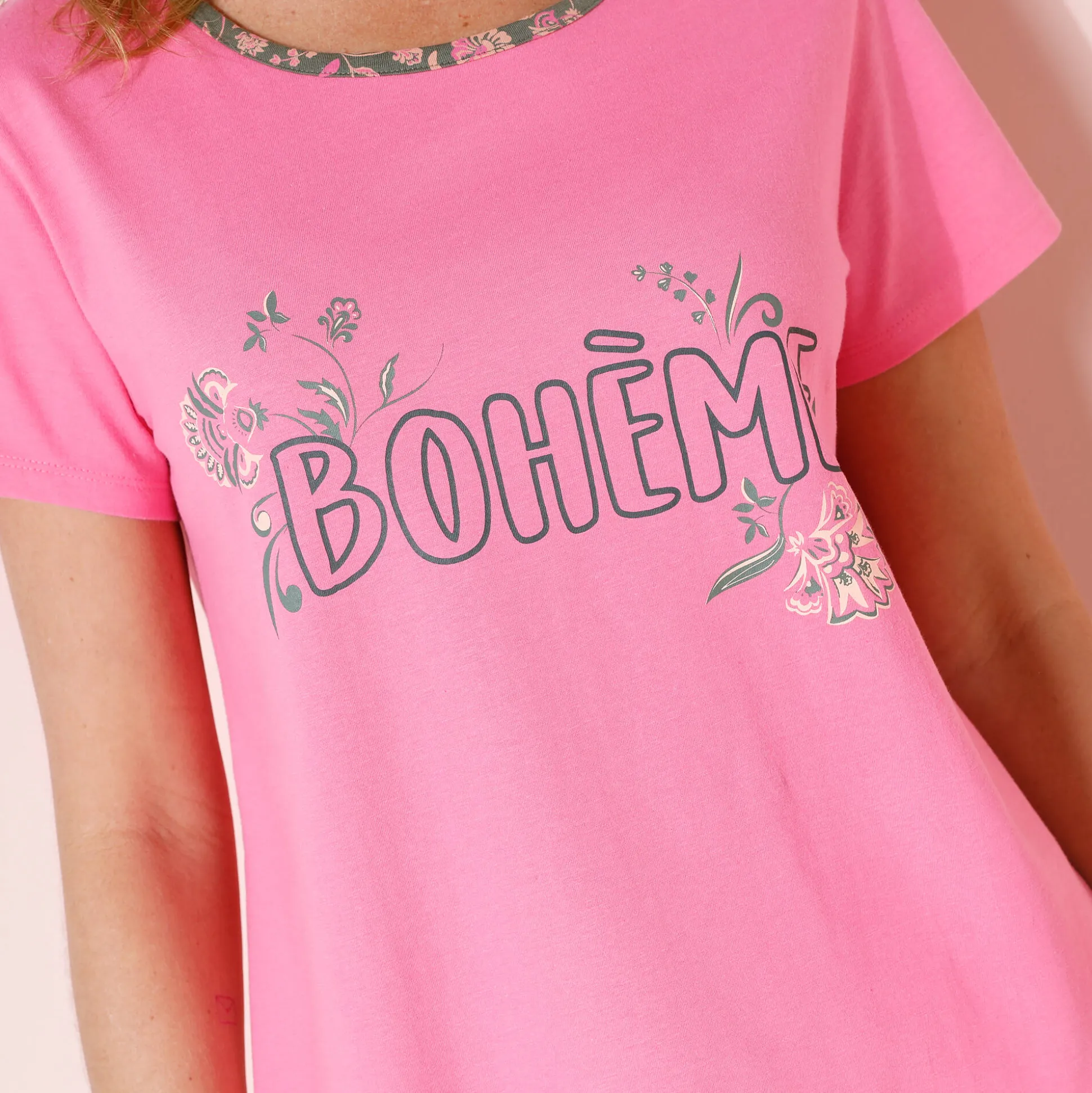 T-shirt met korte mouwen in effen katoen met geplaatste "Bohème" print