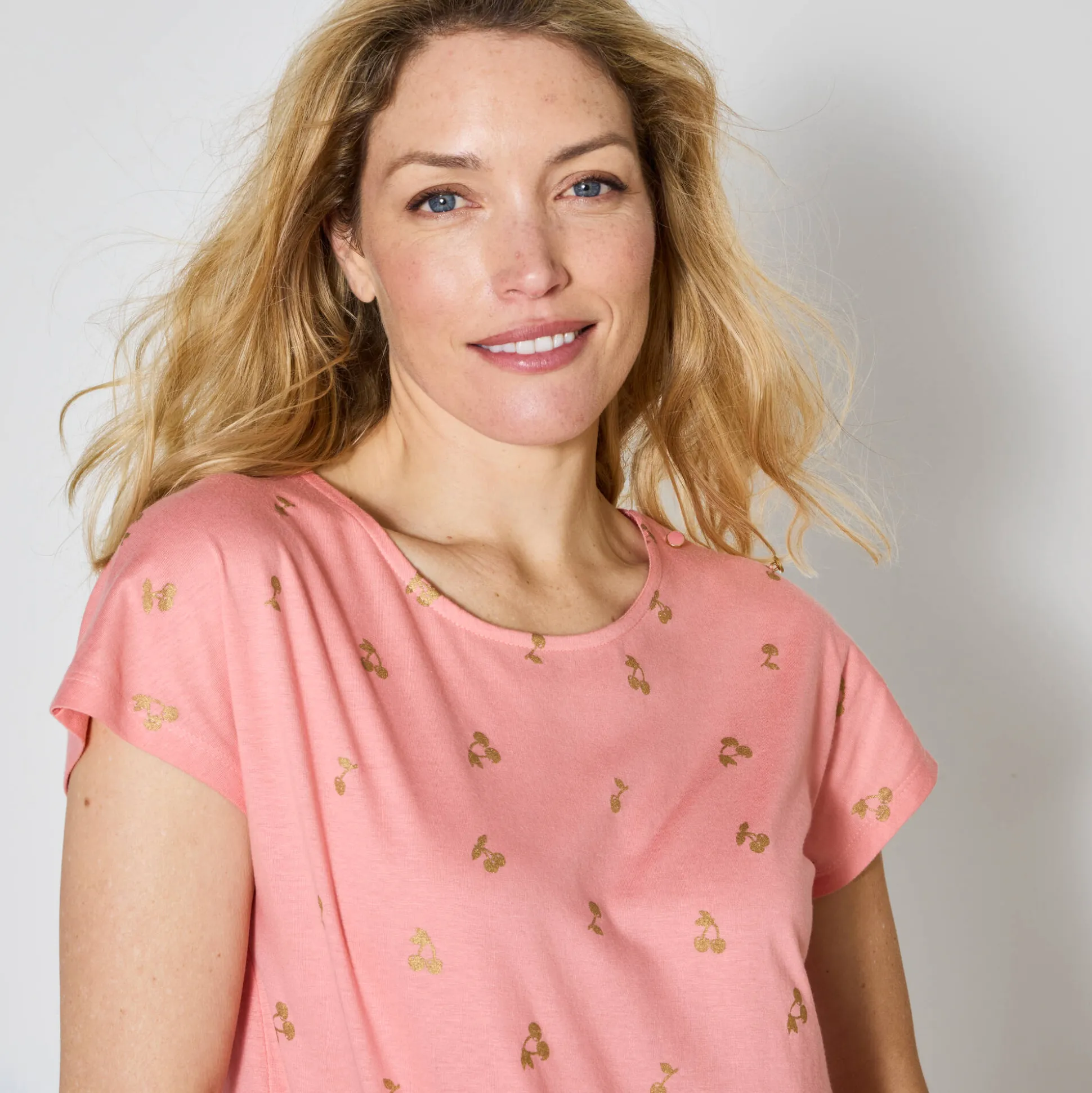 T-shirt met ronde hals en goudkleurige kersenprint