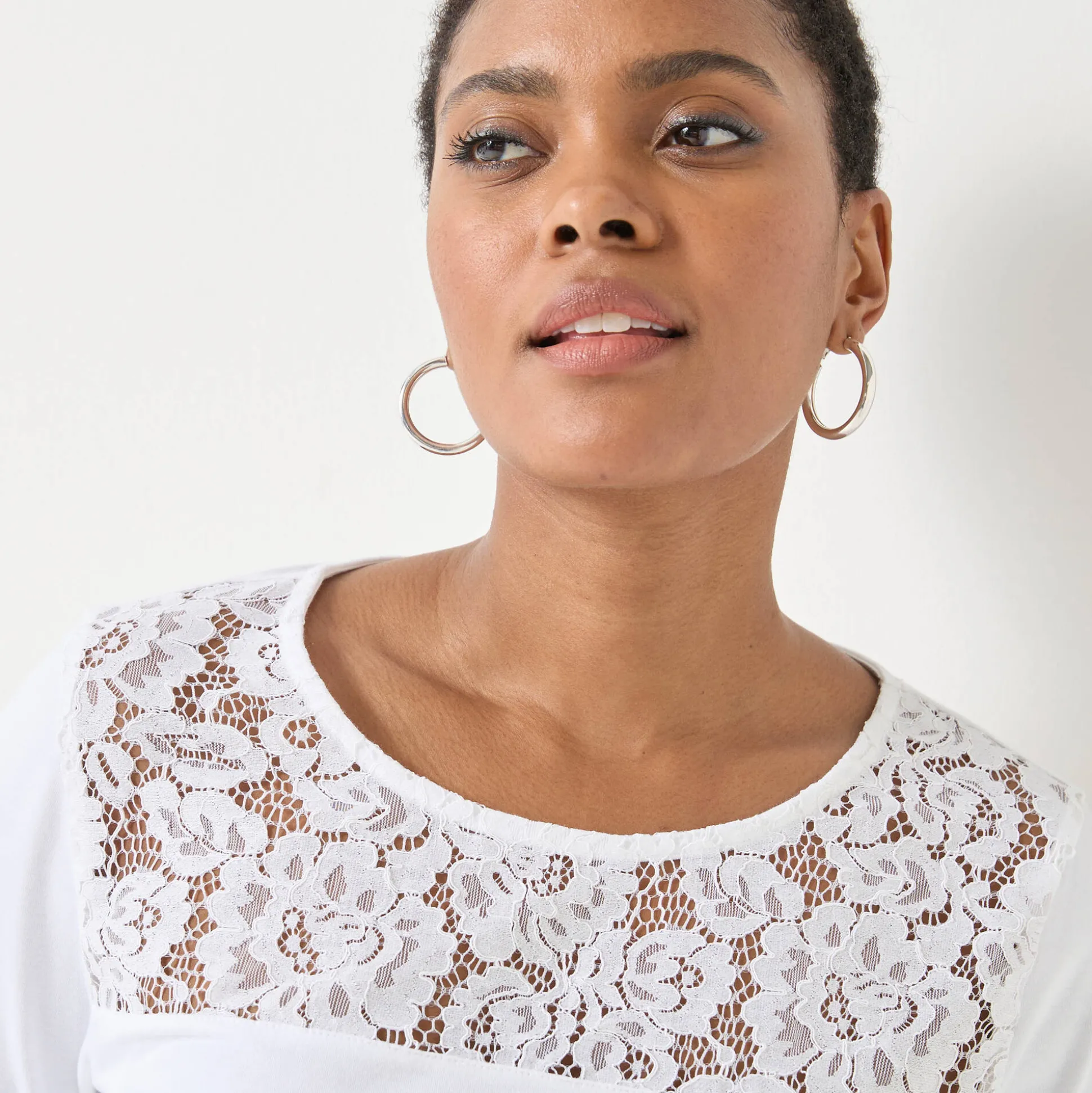 T-shirt met ronde hals en lange mouwen in kant