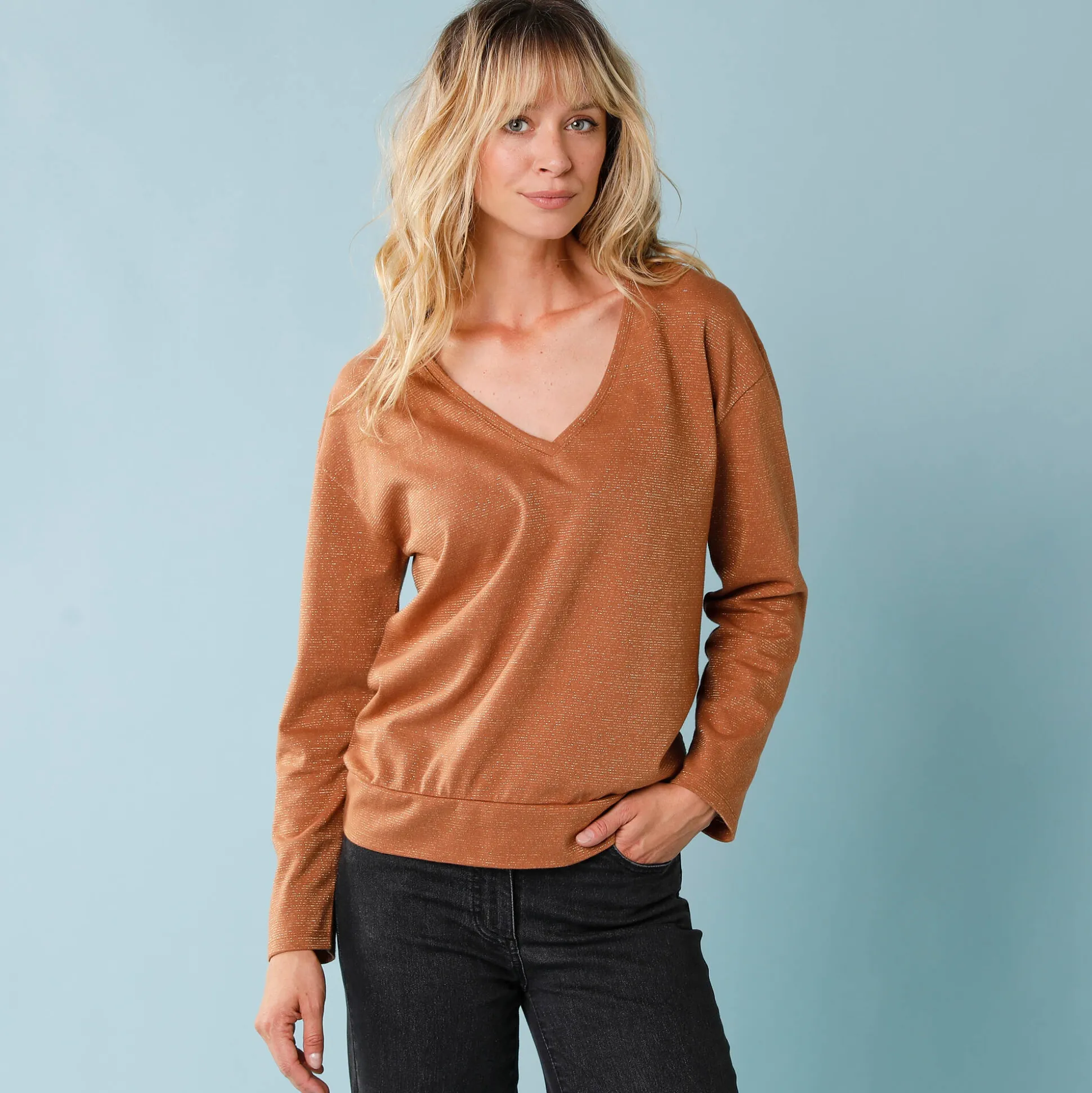 T-shirt met V-hals en glansdraad, kleine lengtes