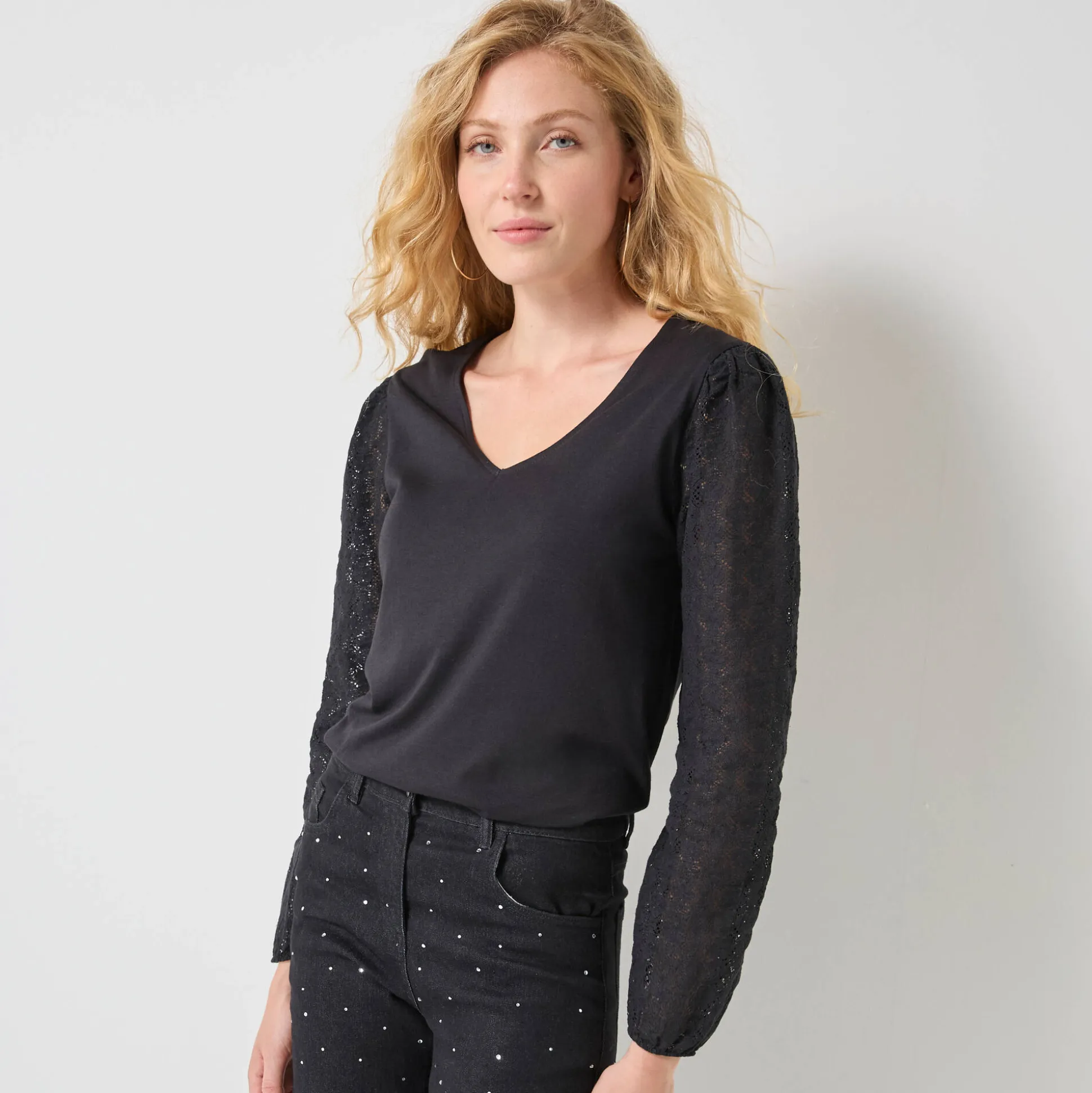 T-shirt met V-hals en kanten mouwen
