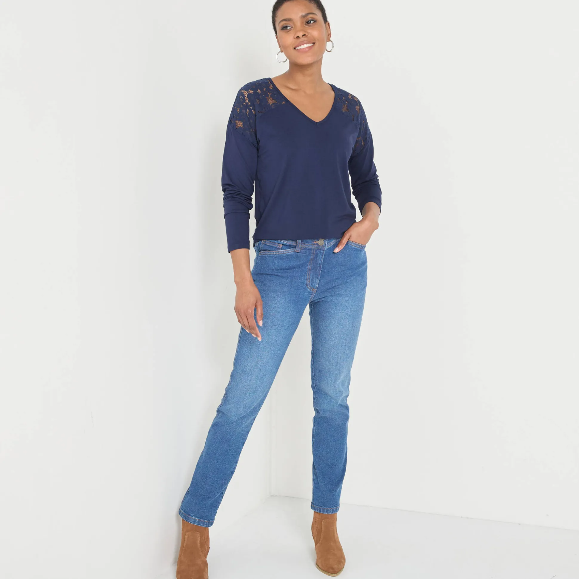 T-shirt met V-hals en lange mouwen in kant