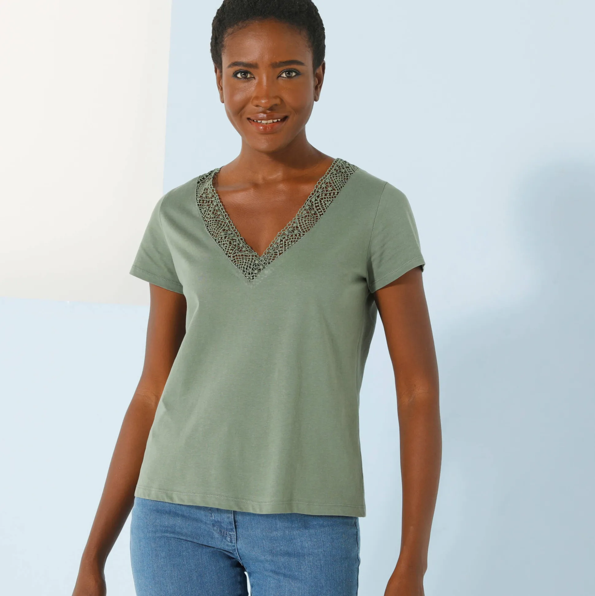 T-shirt met V-hals in kant
