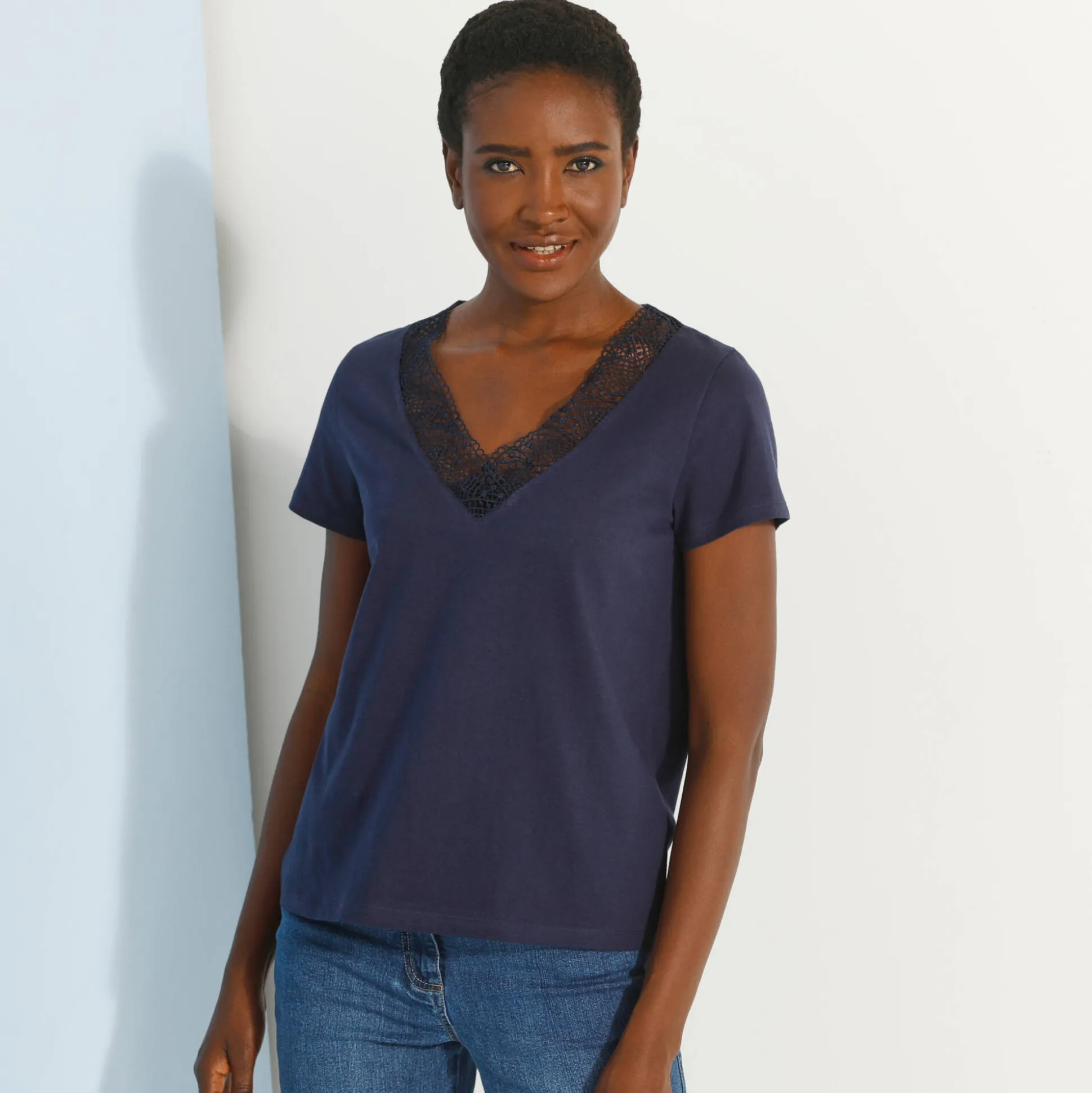 T-shirt met V-hals in kant