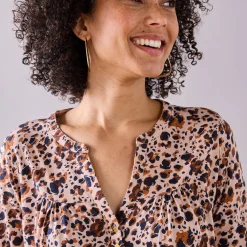 Tuniek met knoopkraag en dierenhuidprint