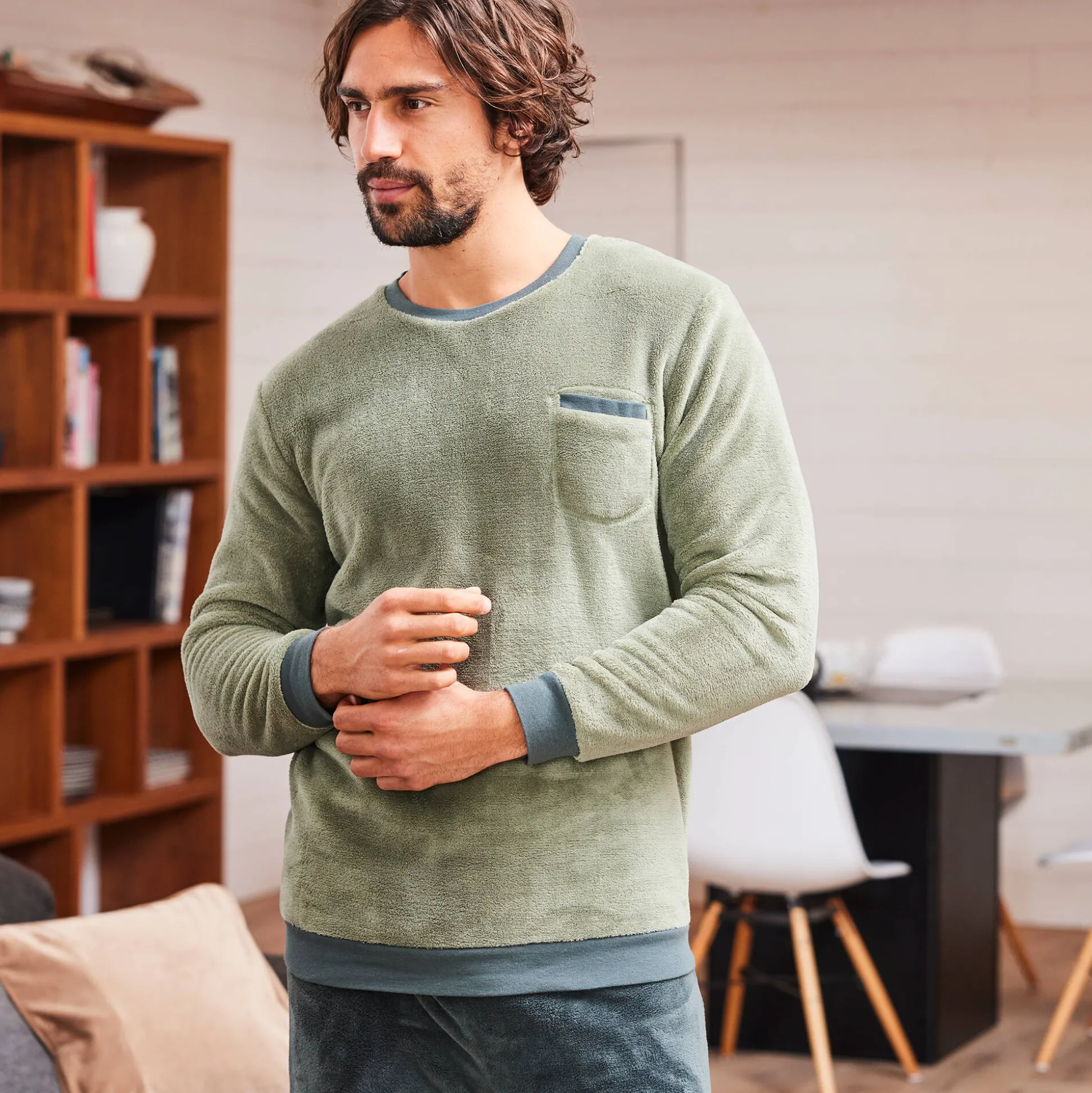 Tweekleurige pyjama in fleece met lange mouwen
