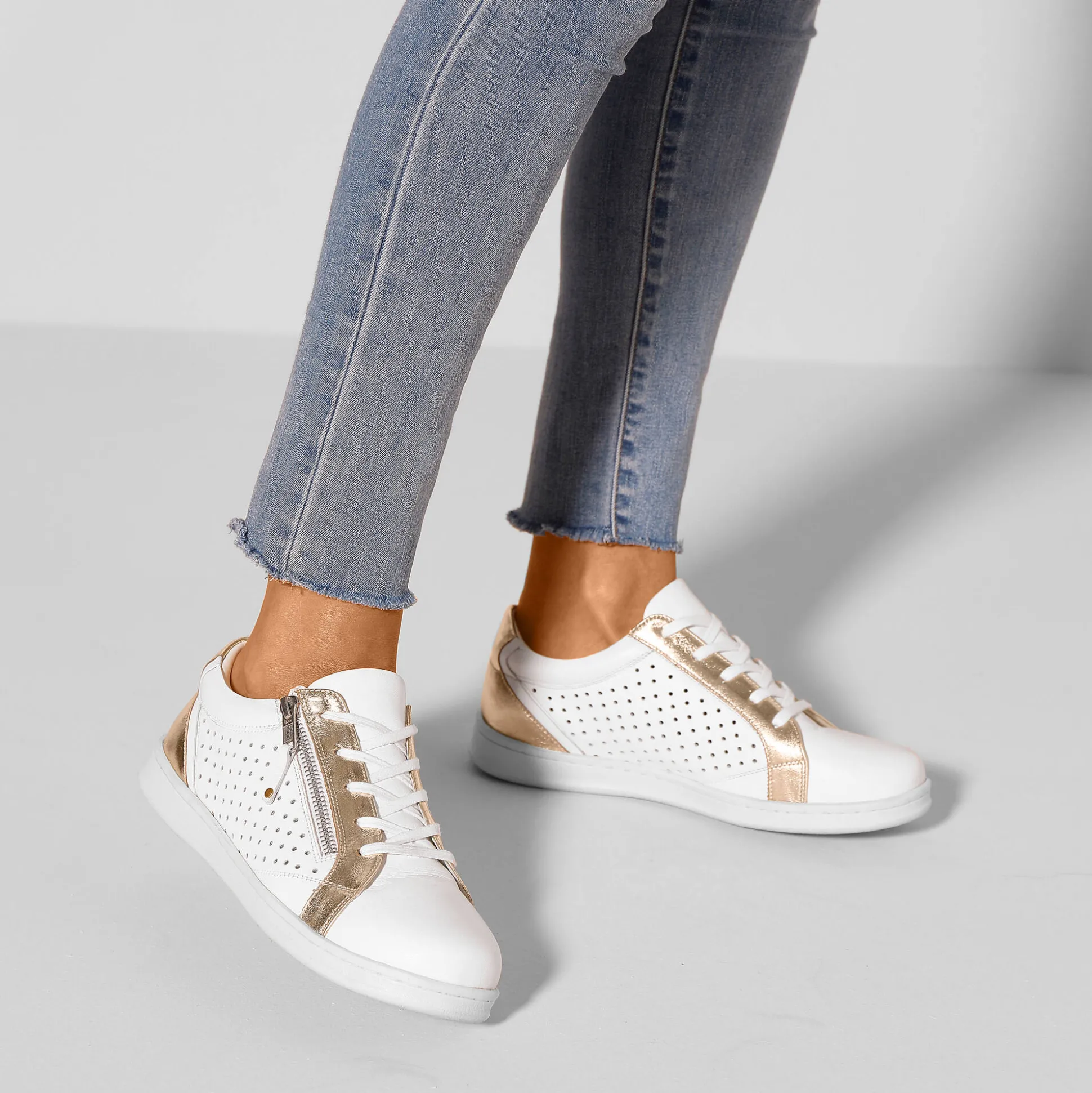 Tweekleurige sneakers in geperforeerd leer met rits