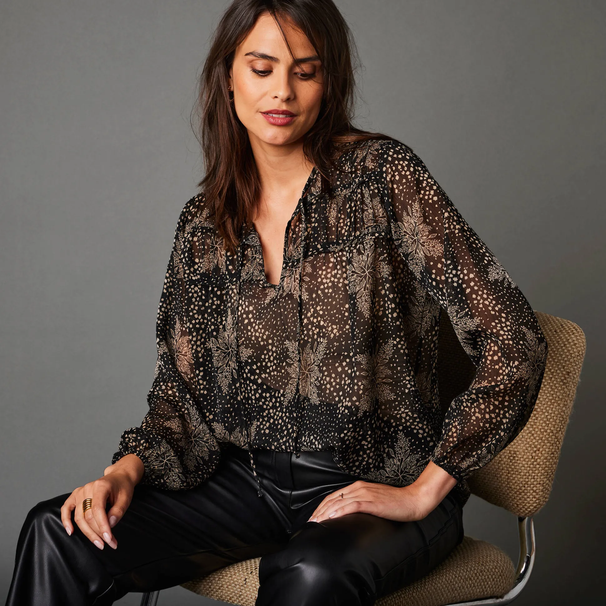 Tweekleurige, soepele bloes in voile met minimalistische print