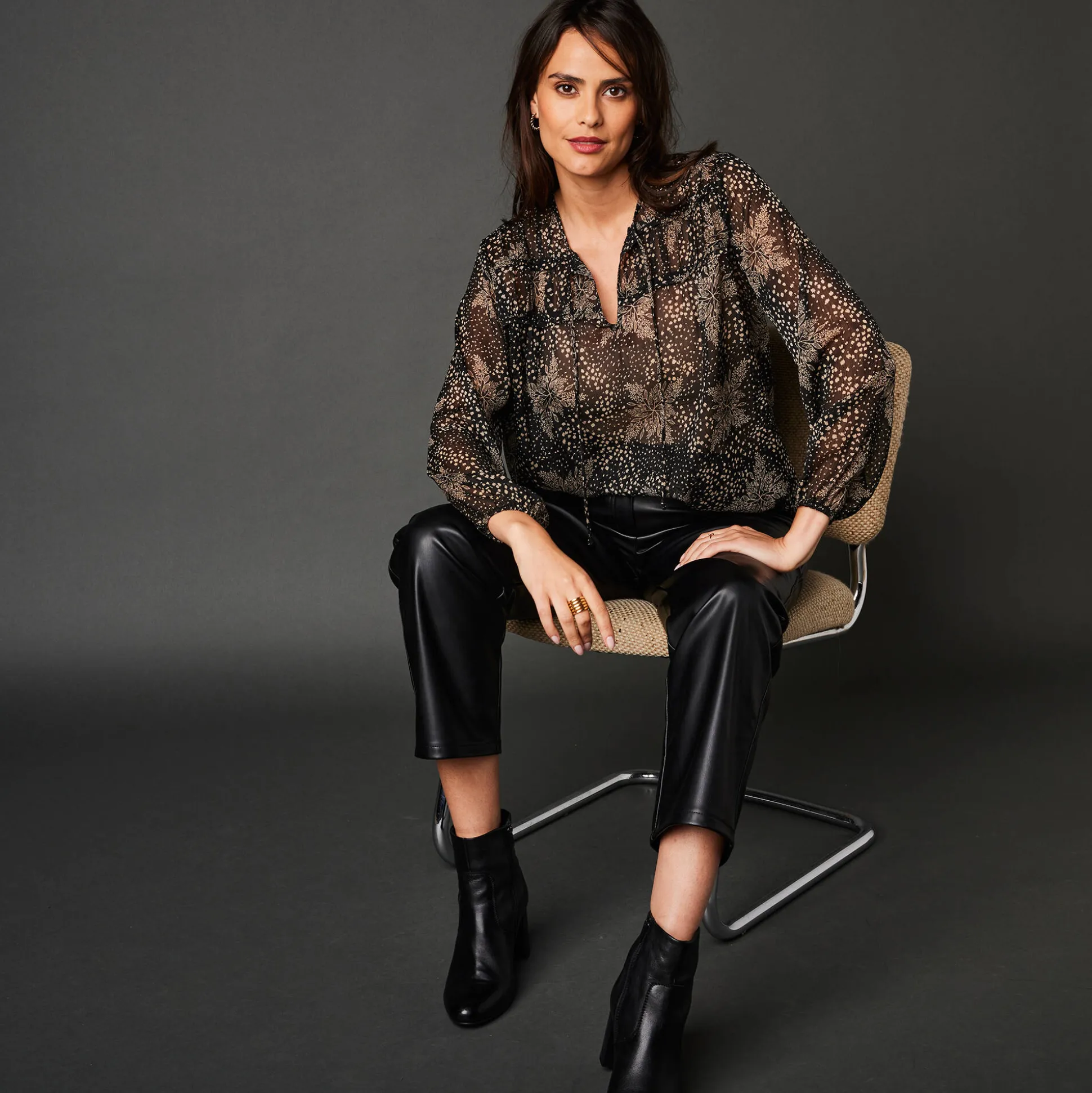 Tweekleurige, soepele bloes in voile met minimalistische print