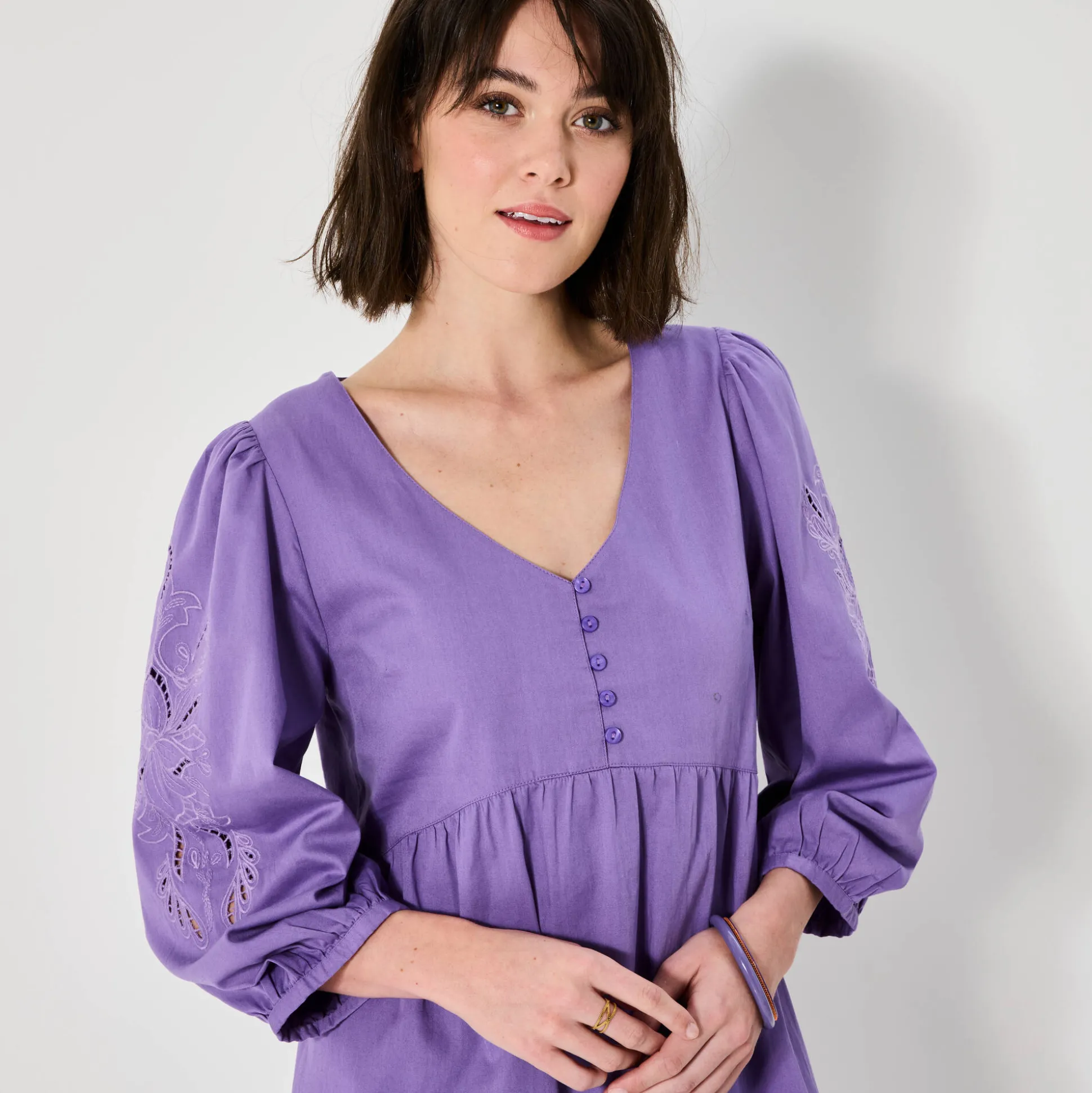 Uitlopende korte jurk, details in broderie anglaise