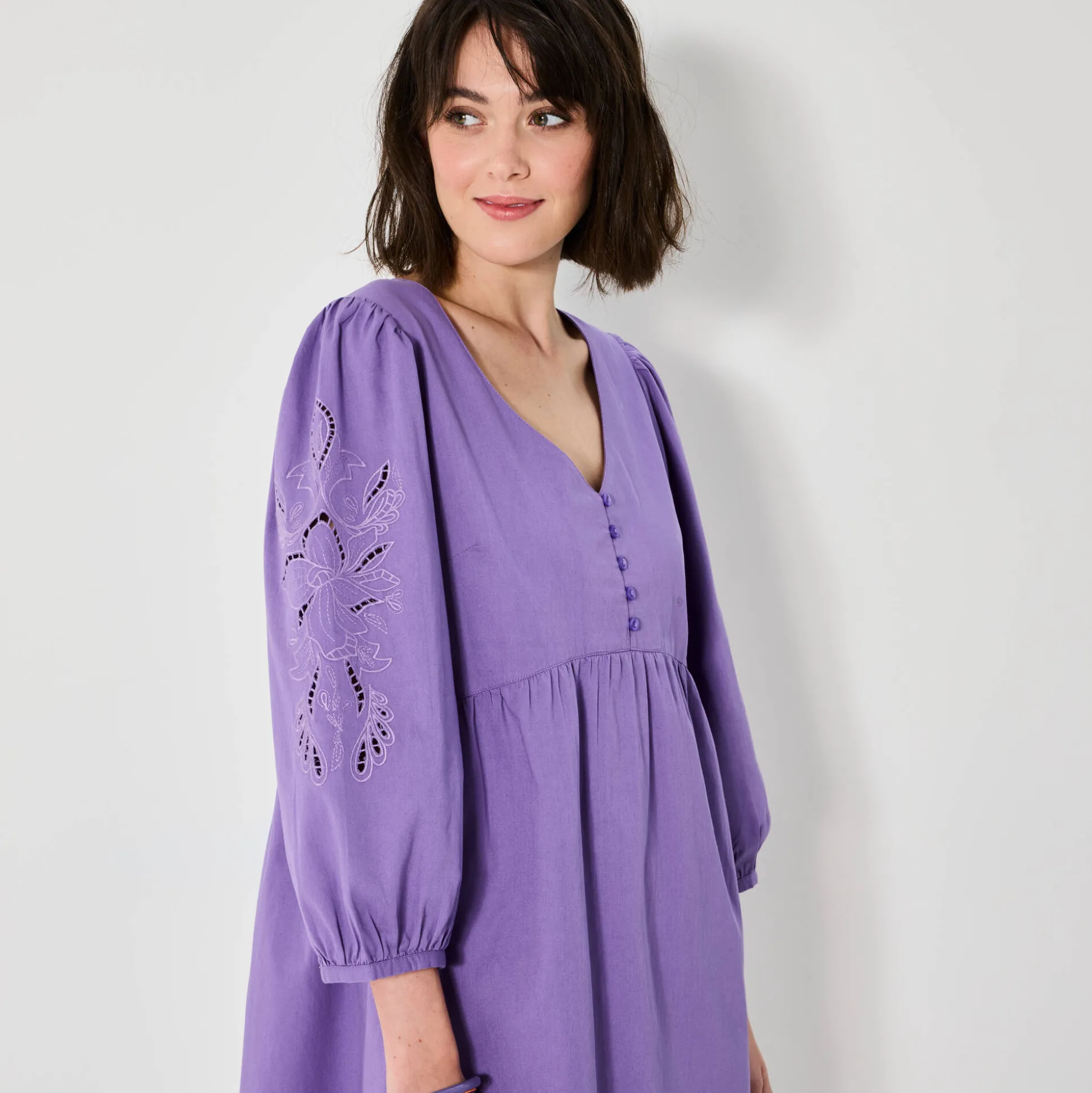 Uitlopende korte jurk, details in broderie anglaise