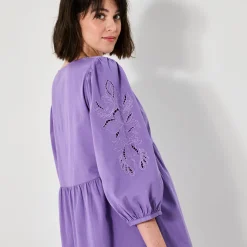 Uitlopende korte jurk, details in broderie anglaise