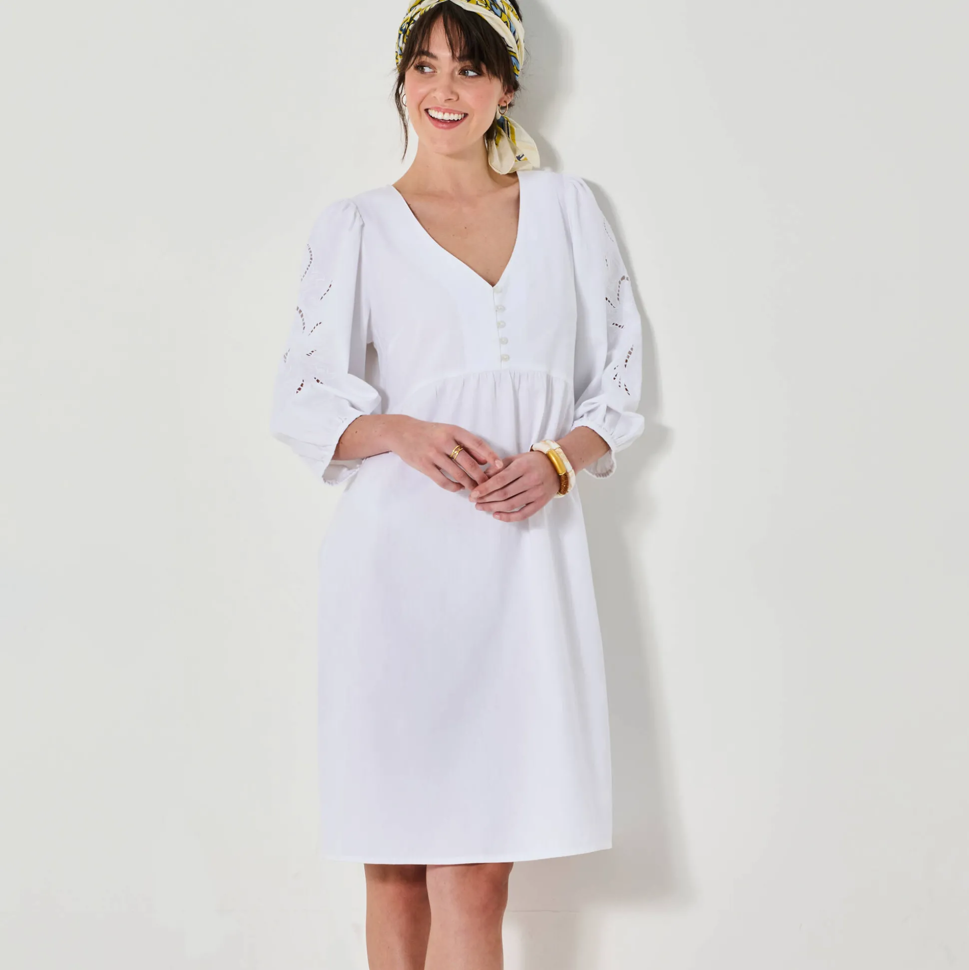 Uitlopende korte jurk, details in broderie anglaise