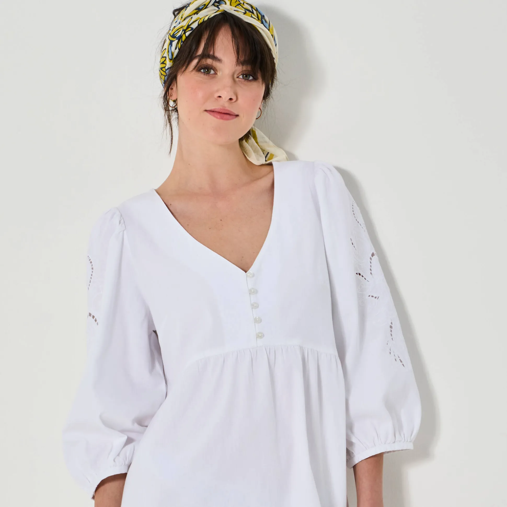 Uitlopende korte jurk, details in broderie anglaise