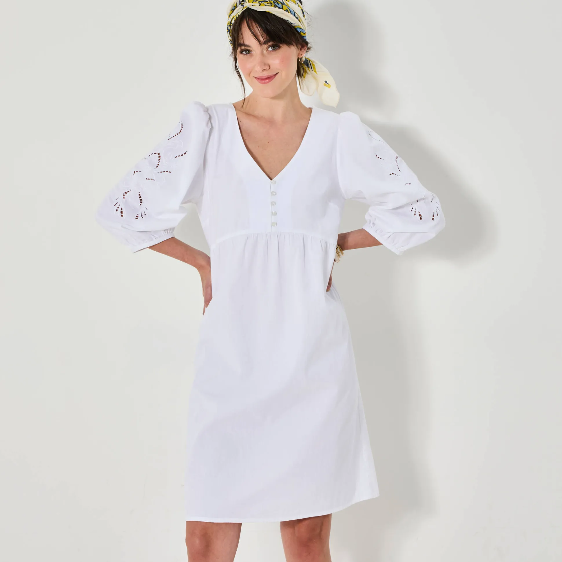 Uitlopende korte jurk, details in broderie anglaise