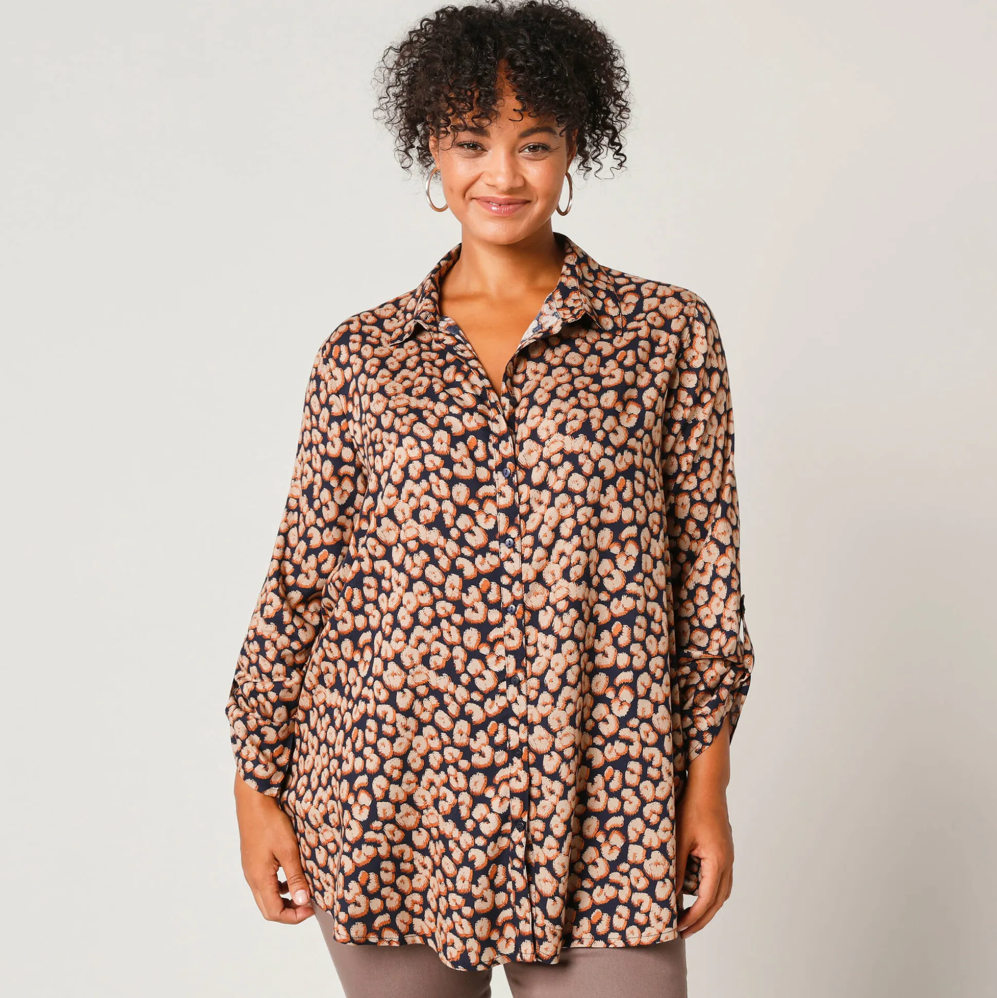 Uitlopende tuniek met knoopsluiting en dierenhuidprint