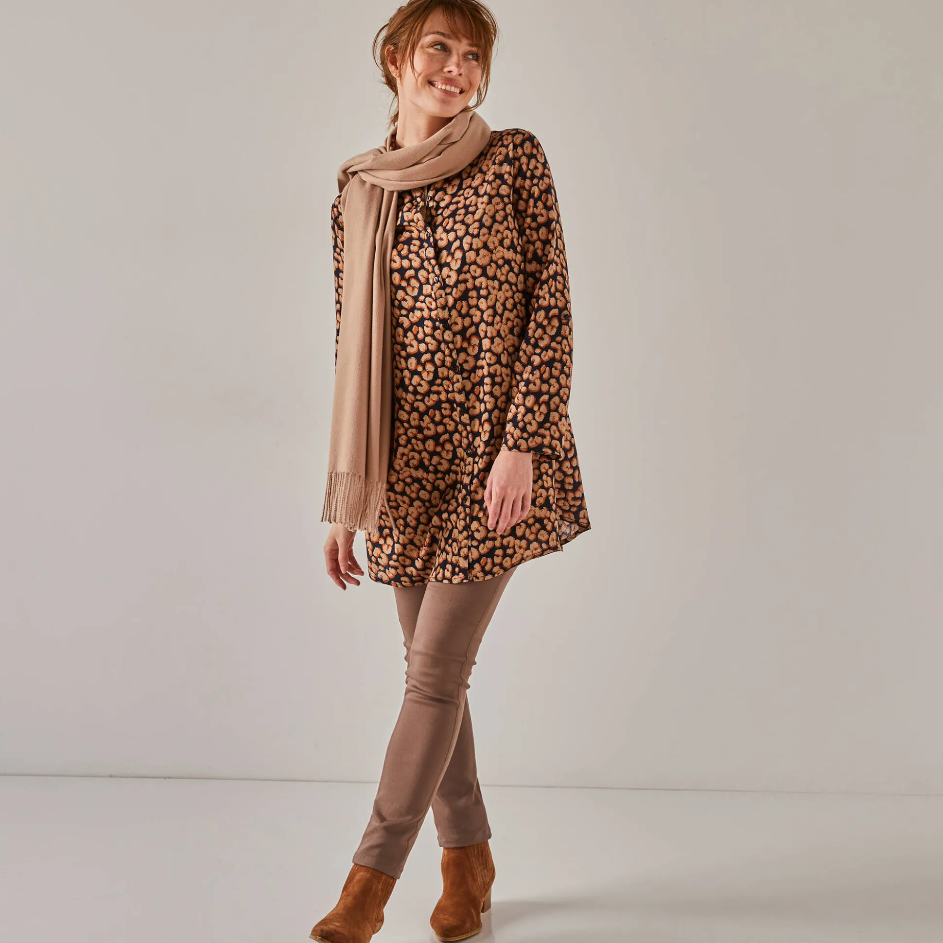Uitlopende tuniek met knoopsluiting en dierenhuidprint