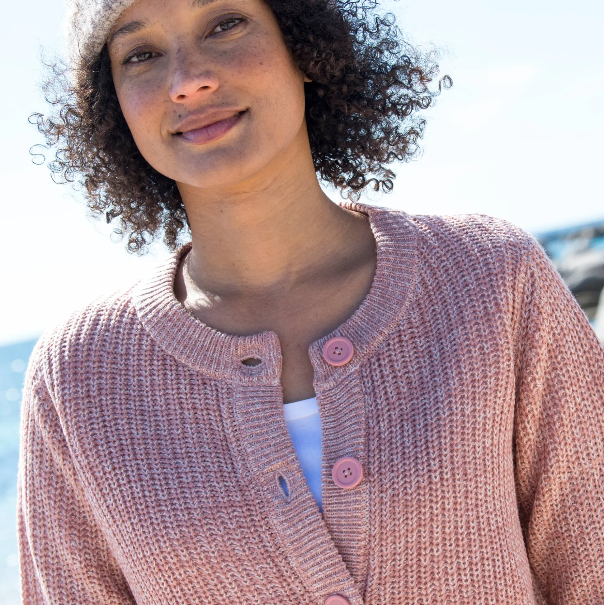 Vest met knopen in patenttricot