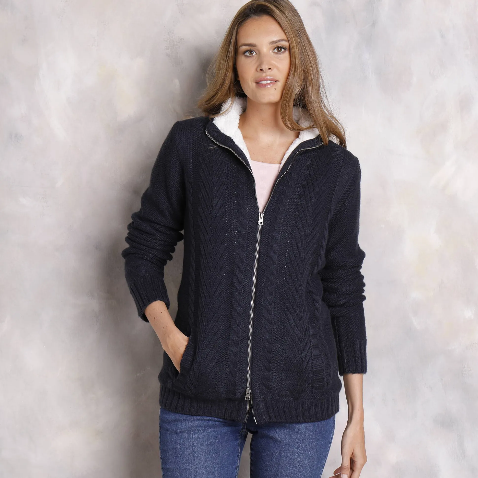 Vest met rits en kabelmotieven, gevoerd met pluchetricot