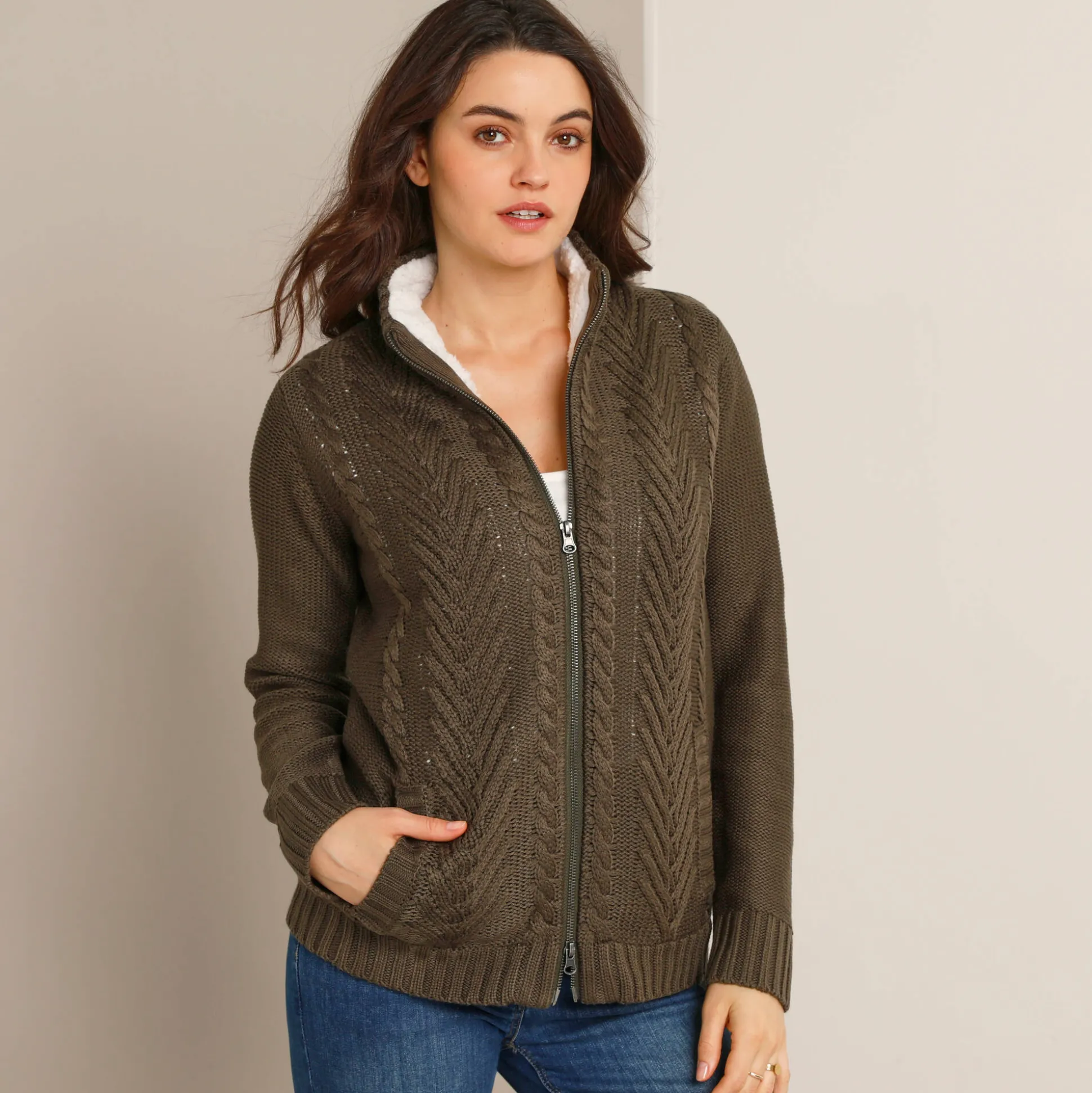 Vest met rits en kabelmotieven, gevoerd met pluchetricot